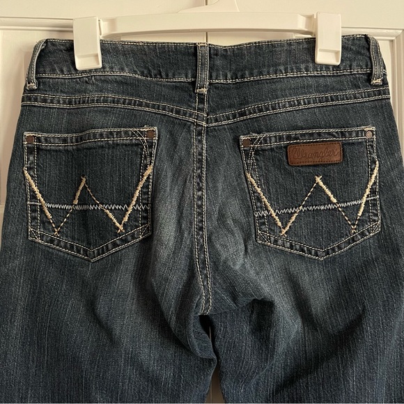 Wrangler Ladies Premium Patch Mae Low Rise Jean Little Rock Finish, Size 7/8x32 - Picture 6 of 10